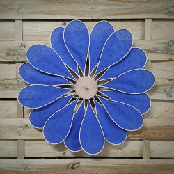 Décoration murale fleur 11 pétales, rotin et broderie anglaise bleue